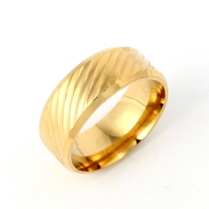 Detailansicht eines 8mm goldfarbenen Titanrings mit strukturierter diagonaler Wellenoberfläche