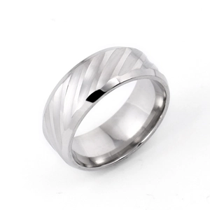 Detail der diagonal gebürsteten Oberfläche und polierten Kanten dieses 8mm Titanrings