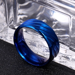 Detailaufnahme eines blauen Titanstahlrings mit diagonalen Rillen und polierter Innenseite