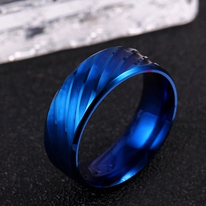 Makro-Detail des 8mm blauen Titanstahl-Rings mit diagonalen spiralförmigen Rillen