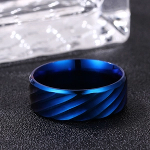 Detaillierte Makroansicht des 8mm blauen Titanstahlrings mit industrieller Spiraldrehung