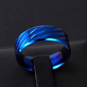 Detailansicht eines 8mm blauen Titanstahlrings mit diagonalen Spiralrillen