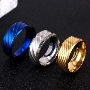 Detail von 8mm Titanstahlringen mit diagonalen Rillen in Gold, Blau und Silber
