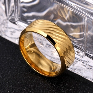 Makroaufnahme eines 8mm goldfarbenen Titanstahlrings mit diagonalen Texturrillen