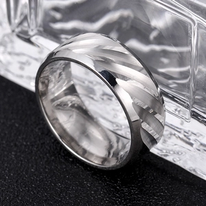 Detailansicht eines 8mm Titanstahlrings mit schrägen Bürstenstrichen und polierter Kante
