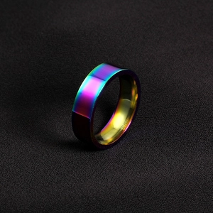 Detailopname van regenboog titanium stalen ring met gladde binnenboog op zwarte stof