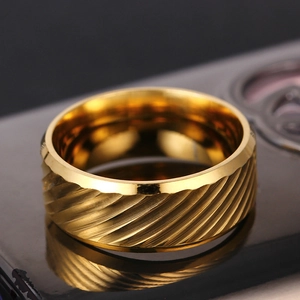 8mm Herrenring aus goldfarbenem Titanstahl mit diagonalen Rillen und poliertem Finish