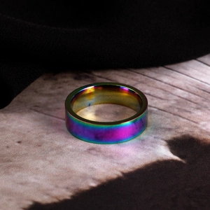 Macro-opname van 8mm regenboog titanium stalen ring met glad gepolijste afwerking