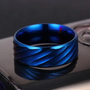 Moderner 8mm blauer Titanstahlring mit diagonalen Rillen und Spiegelreflexion