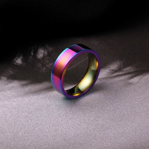 Macro-opname van 8mm regenboog titanium stalen ring met gepolijste platte rand