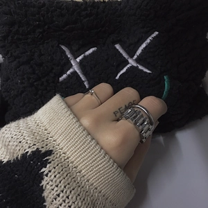 Primer plano de conjunto de anillos minimalistas de acero de titanio plateado para mujer