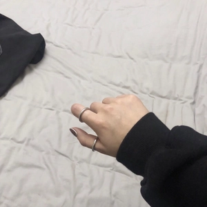 Primer plano de anillos minimalistas de acero de titanio plateado para un estilo a capas