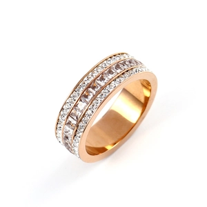 Détail d'une bague en or rose avec trois rangées de zircons carrés et ronds étincelants