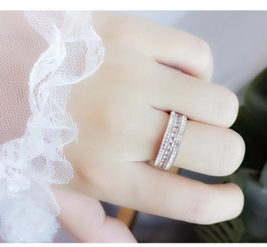 Gros plan sur la bague d'éternité multi-rangs en acier titane sur la main de femme