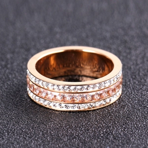 Bague élégante en acier titane rose avec trois rangées de zircons roses et blancs