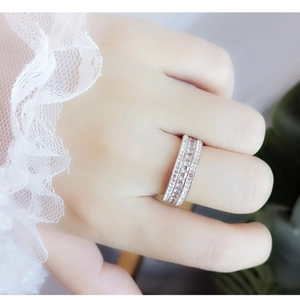 Bague large en acier titane élégante avec trois rangées de cristaux sur fond de dentelle