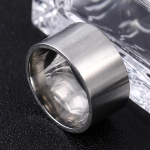 Minimalistischer breiter Ring aus Titanstahl mit matt gebürsteter Oberfläche für Damen und Herren