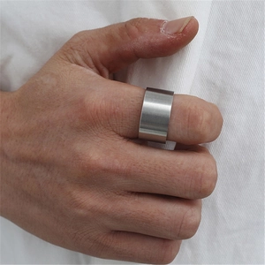 Minimalistischer breiter Ring aus mattem Titanstahl mit gebürstetem Silber-Finish am Zeigefinger