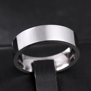 Makro-Detail des silbernen Titanstahlrings mit gebürsteter Oberfläche und polierter Innenseite