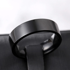 Makroaufnahme von 6mm schwarzem Edelstahlring mit gebürsteter Oberfläche