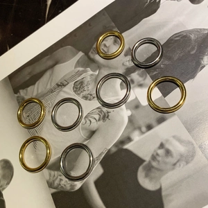 Set de anillos minimalistas de acero de titanio pulido en acabado oro y plata