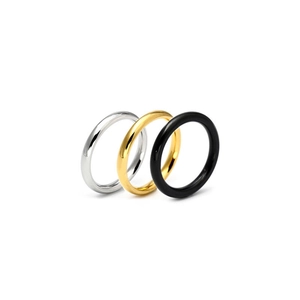 Set de anillos minimalistas de acero de titanio en plata, oro y negro pulido