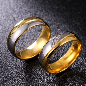 Bagues de couple en acier titane bicolore avec finition brossée et cristaux sur fond noir