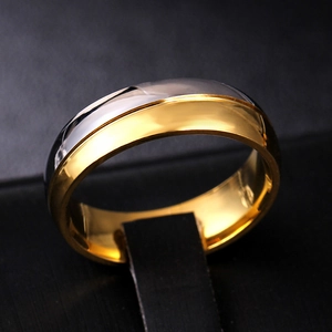 Bague bombée bicolore or et argent en acier titane pour couples sur support noir