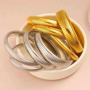 Pulseras elásticas de cadena de serpiente en oro de 18K y plata en un cuenco de lujo