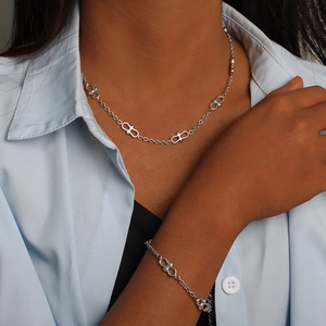 Set gioielli minimalisti in acciaio inossidabile argento con catena a otto su modella