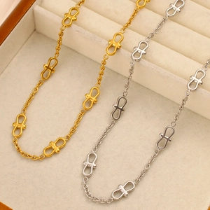 Dettaglio di catene in acciaio inossidabile oro 18k e argento in una scatola per gioielli