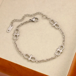 Dettaglio del bracciale in acciaio inossidabile argento con timbro K18 e chiusura a moschettone