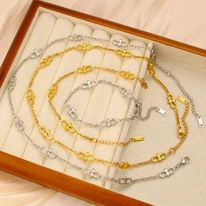 Elegante set di collana e bracciale in acciaio inossidabile in una custodia per gioielli