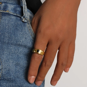Detailed view of an 18K gold-plated hammered ring with black stone and pearls