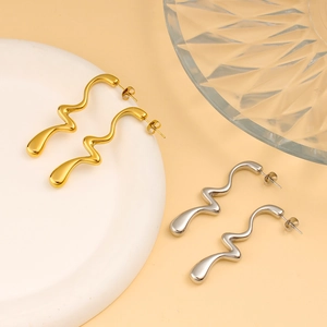 Pendientes de botón con ondas retorcidas en acero inoxidable pulido oro 18K y plata