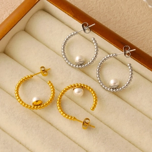 Dettaglio di orecchini a C bohémien con perle in oro e argento in una scatola per gioielli