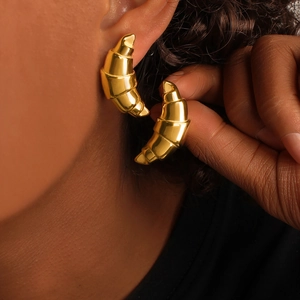 Boucles d'Oreilles Clous Croissant en Acier Inoxydable Minimaliste pour Femmes Plaqué Or 18 Carats Créoles Géométriques Cadeau de Bijoux de Mode