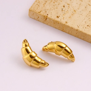 Boucles d'oreilles créoles croissant en acier inoxydable plaqué or 18K sur fond rose