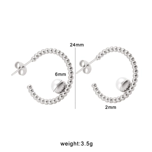 Dettaglio di orecchini a cerchio a C con perla bianca da 6mm e etichette dimensionali