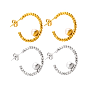 Orecchini a C vintage francesi in oro e argento con perle su sfondo bianco neutro