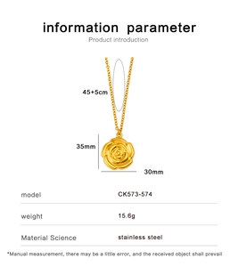 Detailansicht der 18K vergoldeten Edelstahl 3D Rosen Halskette mit Abmessungen