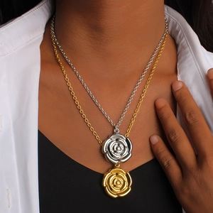 Mehrlagige 18K Gold und Silber Rosenblüten Halsketten Set an einem Modell getragen