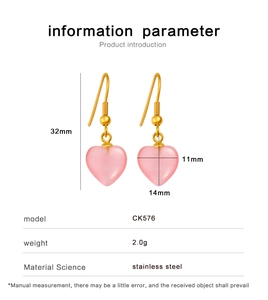 Vue détaillée des boucles d'oreilles cœur rose avec crochets dorés et dimensions