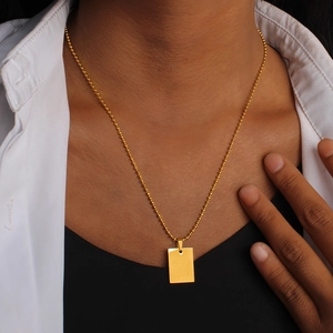 Collana in acciaio inossidabile placcato oro 18K con ciondolo rettangolare More Self Love