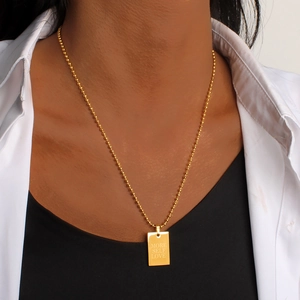 Collana a sfere in acciaio inossidabile placcato oro 18K con ciondolo More Self Love
