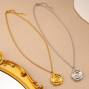 Elegantes Set aus 18K Gold und Silber beschichteten 3D-Rosenanhänger-Halsketten
