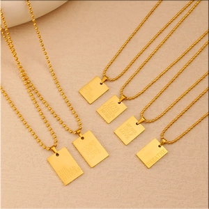 Collezione di ciondoli rettangolari placcati oro 18K con incisioni motivazionali su catene