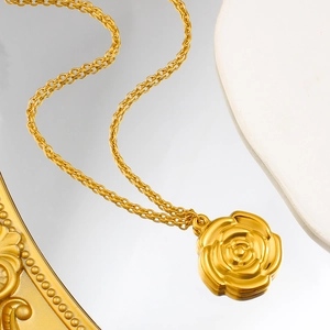 Detailansicht der 18K vergoldeten Halskette mit Rosen-Reliefanhänger und klassischer O-Kette