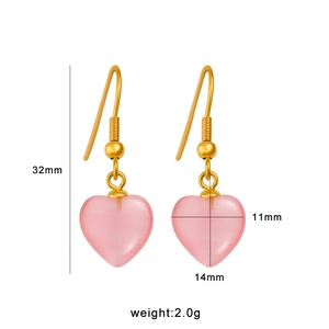 Boucles d'oreilles cœur en opale rose et acier doré avec détails de taille et de poids