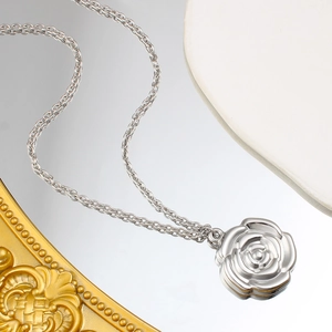 Makroaufnahme der silbernen 3D Rosen-Halskette mit polierter Oberfläche und feiner Gliederkette